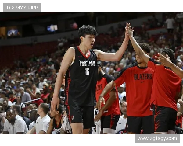 杨瀚森赛场外钱包鼓得跟明星代言似的，球迷直呼太奢了！